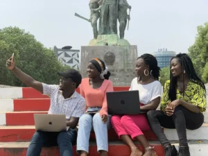 Anciens élèves réunis, souriants, échangeant sur leurs parcours
