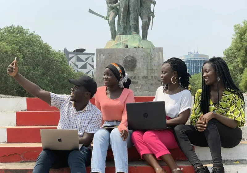 Anciens élèves réunis, souriants, échangeant sur leurs parcours