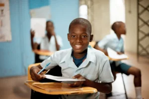 Jeune collégien attentif à sa table pendant un cours