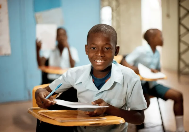 Jeune collégien attentif à sa table pendant un cours