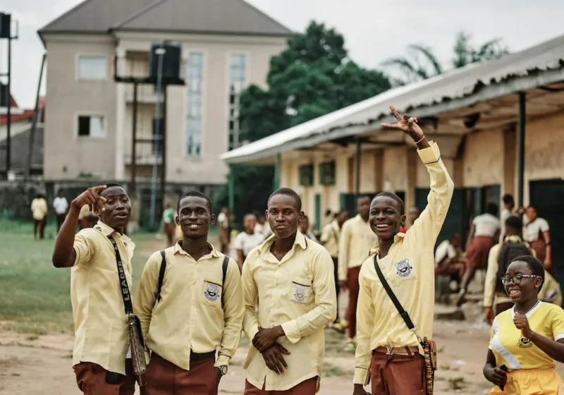 Groupe d'adolescents réunis et souriants dans la cour